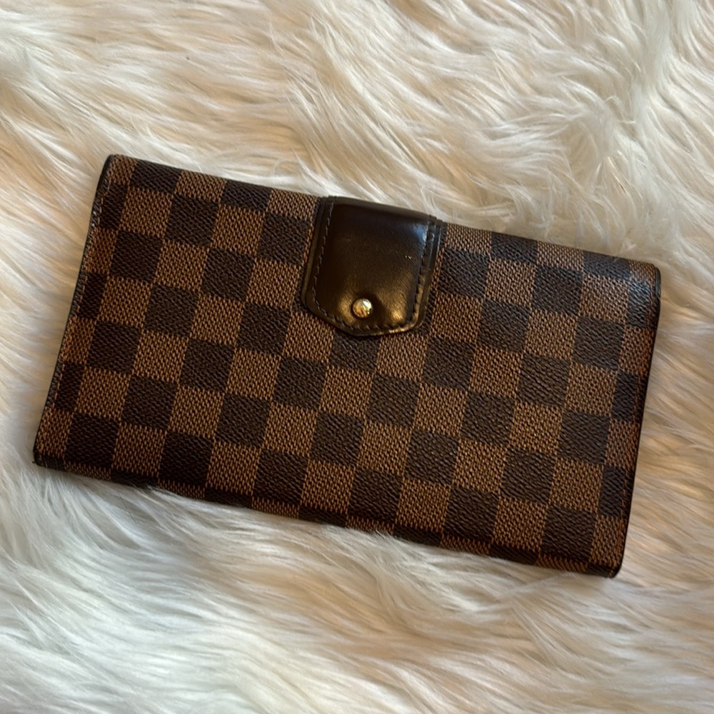 Louis Vuitton Damier Gold Closure Leather Trim Wallet - Picture 2 of 7